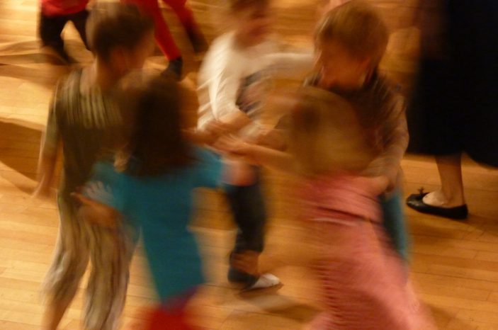 DIE SCHWEIZ ERZÄHLT UND ERTANZT - GESCHICHTENKONZERT