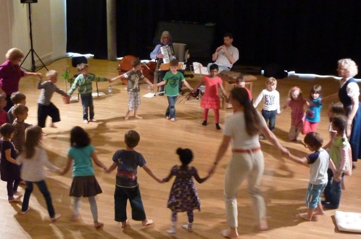 VOLKSTANZ VON HIER & ANDERSWO